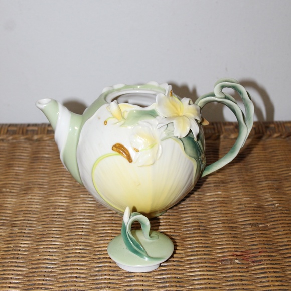 Pier 1 Imports “Ginger Lily” Hand-Painted Porcelain Teapot – Floral Sculptural D - Picture 8 of 10